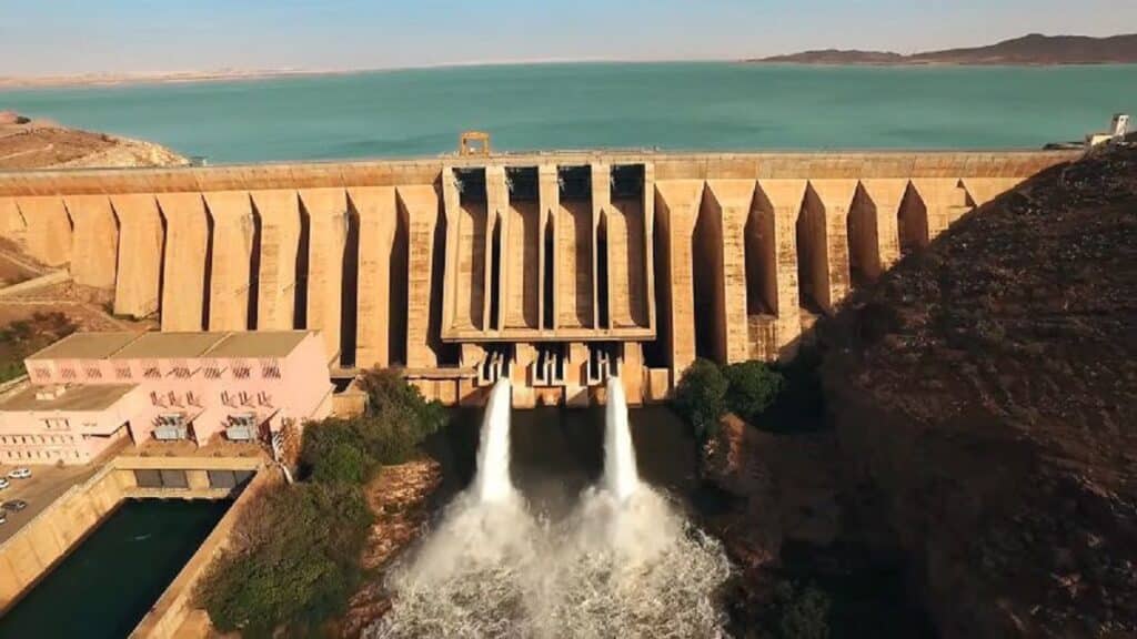 Vue d’un barrage au Maroc pour gestion des retenues d’eau