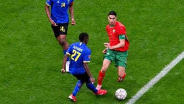 من صافرة الحكم إلى التحكيم بالفيديو: كيف تُطبَّق قوانين كرة القدم؟