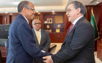 Entretien entre le président de la Commission de l’UA et l’ambassadeur marocain Mohamed Arrouchi