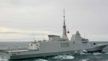 Orion 26 : la frégate Mohammed VI s'entraîne au combat avec le porte-avions Charles de Gaulle