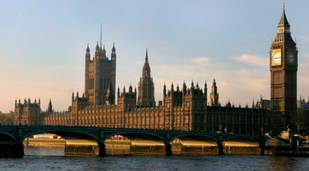 Le ministère britannique de l’Intérieur annonce la généralisation du système électronique pour les entrées au Royaume-Uni, remplaçant les vignettes et timbres de passeports par des documents numériques sécurisés.