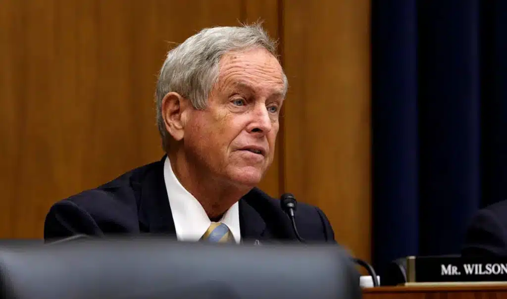 Portrait du congressman américain Joe Wilson évoquant le classement du Polisario comme organisation terroriste