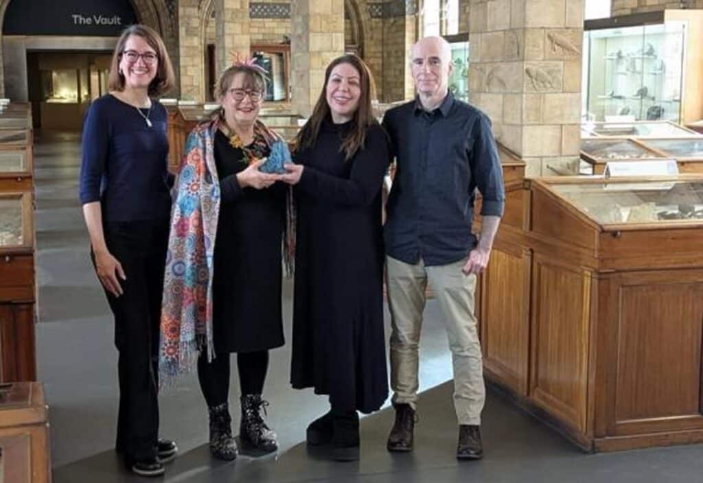 Pierre bleue d’aérinite découverte près de Fès au Maroc et exposée à Londres