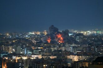 Guerre au Moyen-Orient : l'ambassade américaine à Ryad attaquée, le Liban à nouveau bombardé