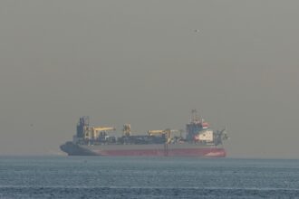 Frappes en Iran : le pétrole flambe à plus de 80 dollars le baril