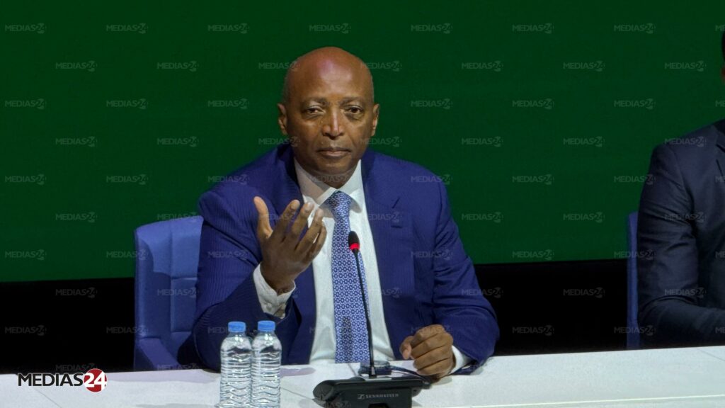 Patrice Motsepe au Complexe Mohammed-VI de football à Salé lors d’une conférence de presse sur la finale CAN