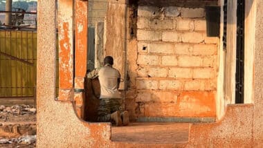Brief Médias24. L'analyse de l'attaque terroriste visant Bamako le 25 avril 2026