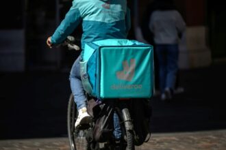 Plainte pour "traite d'êtres humains" contre Deliveroo et Uber Eats