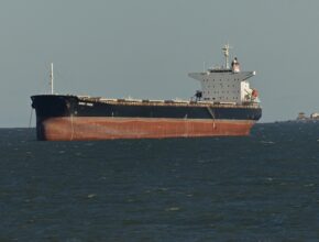 Après des semaines d’attente, un cargo de soufre destiné au Maroc échappe au blocage d’Ormuz
