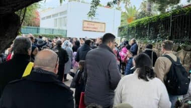 Écoles françaises : sous pression des parents, l’AEFE baisse la hausse prévue des frais